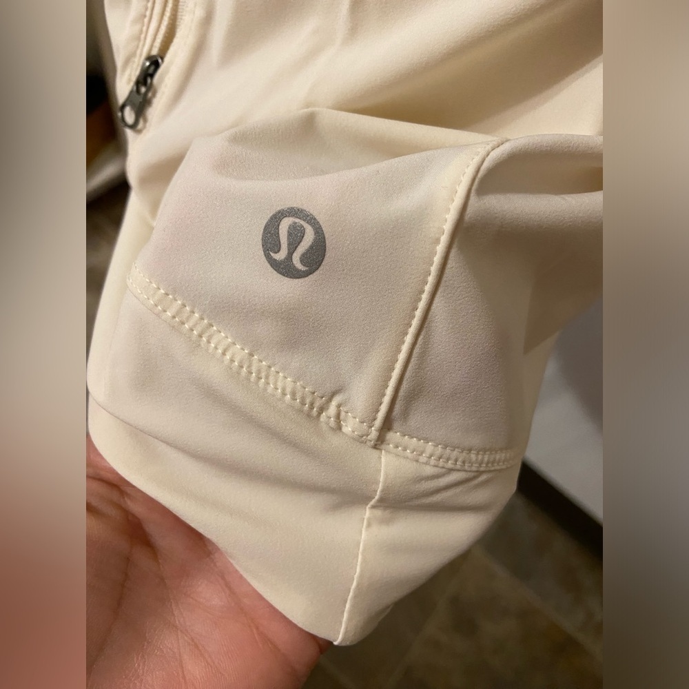 Lululemon - Picture 6 of 12